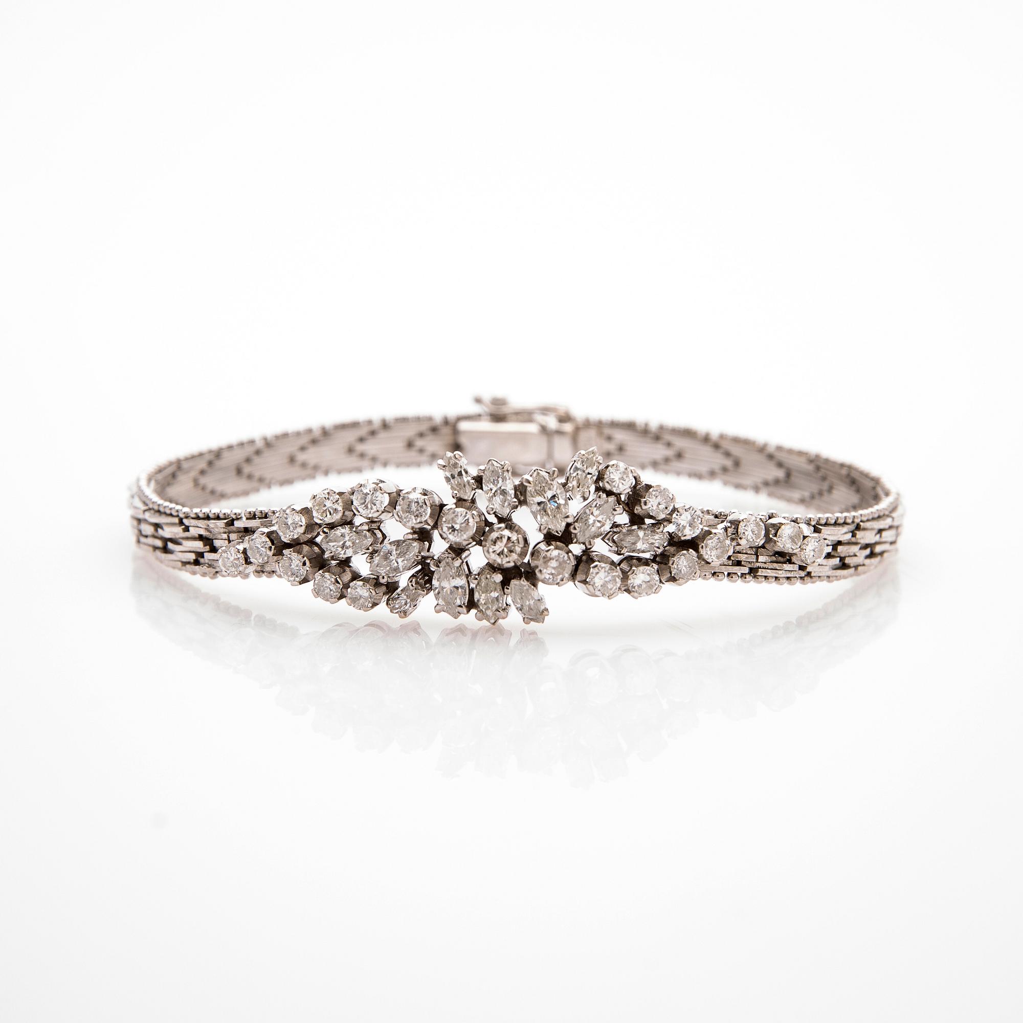 Bracelet, 18K white gold with cabochon-cut and brilliant-cut diamonds.