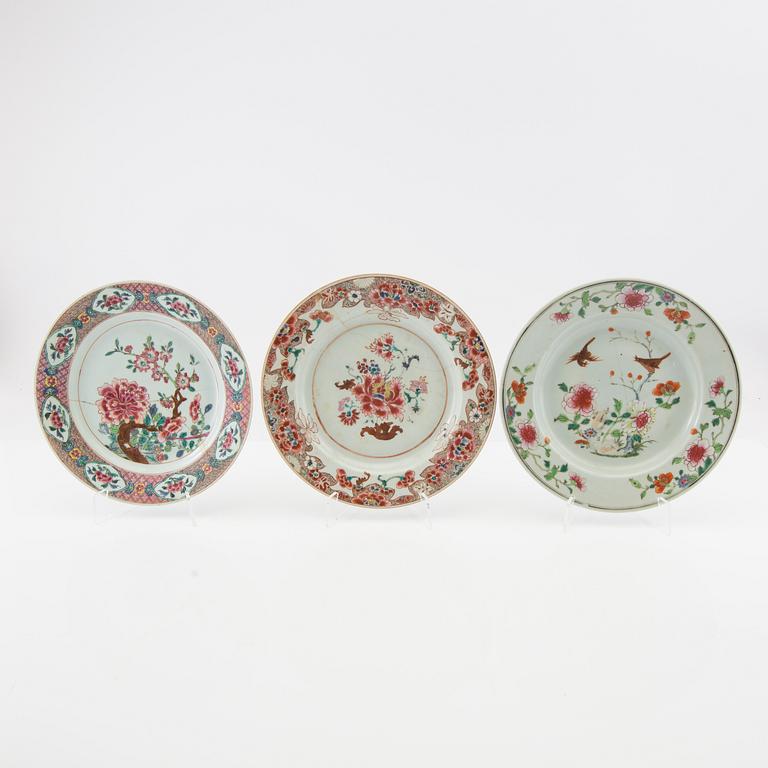 A set of four Chinese famille rose exportporcelain plates, Qing dynasty, 18th Century.