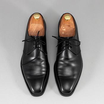 CROCKETT & JONES, a pair of black leather 'Highbury' shoes, size 8.
