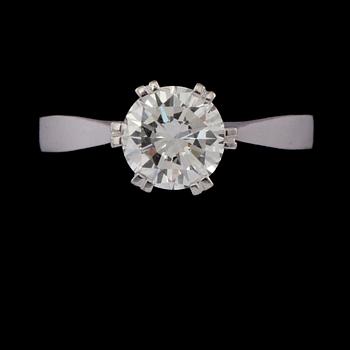 RING, 18k vitguld med briljantslipad diamant, 1.06 ct, Stig Johansson, Göteborg, 1982. Vikt 4 g.