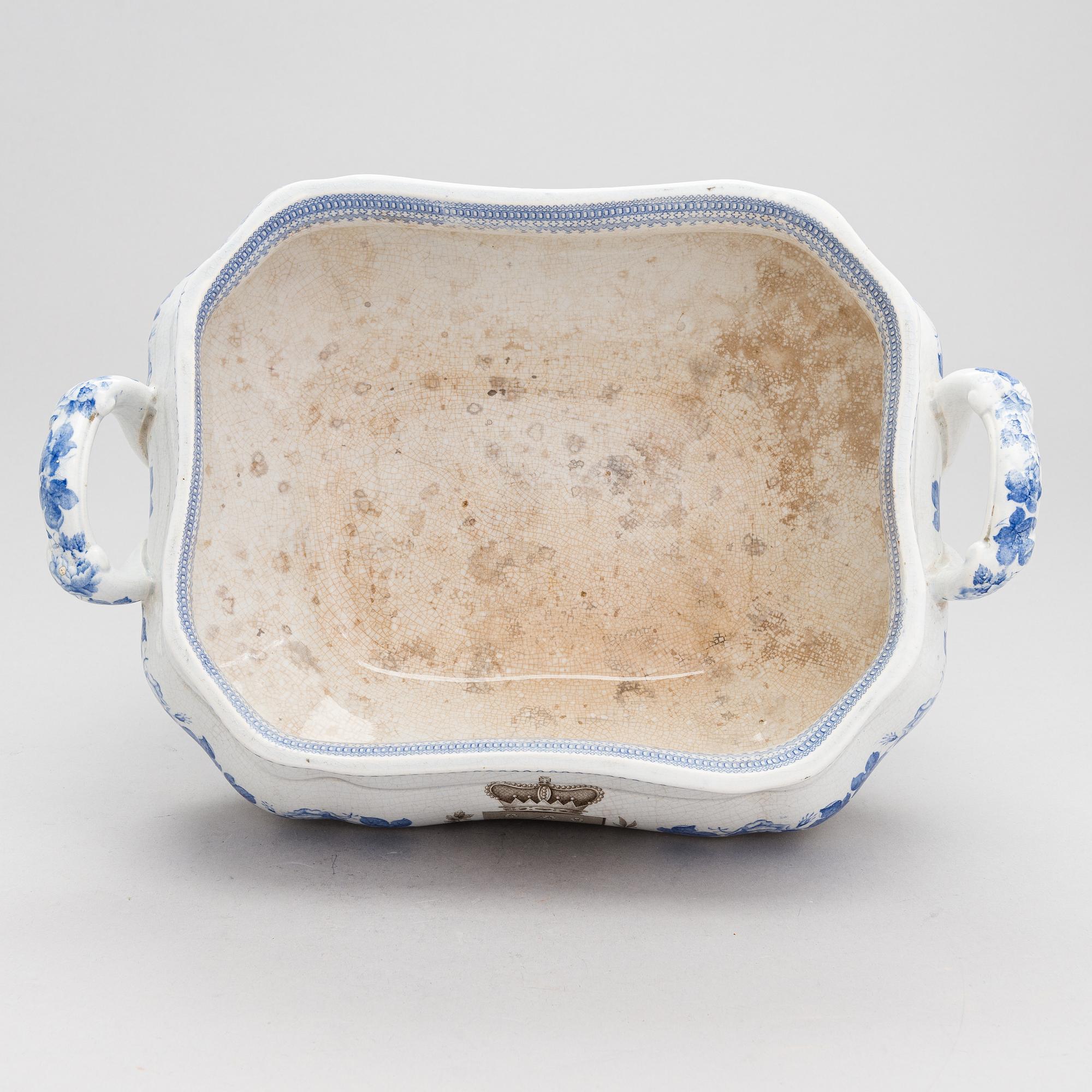 Soppterrin och äggkopp. Med Finlands riksvapen. Möjligen Charles Meigh & Son's, England (1835-1861).