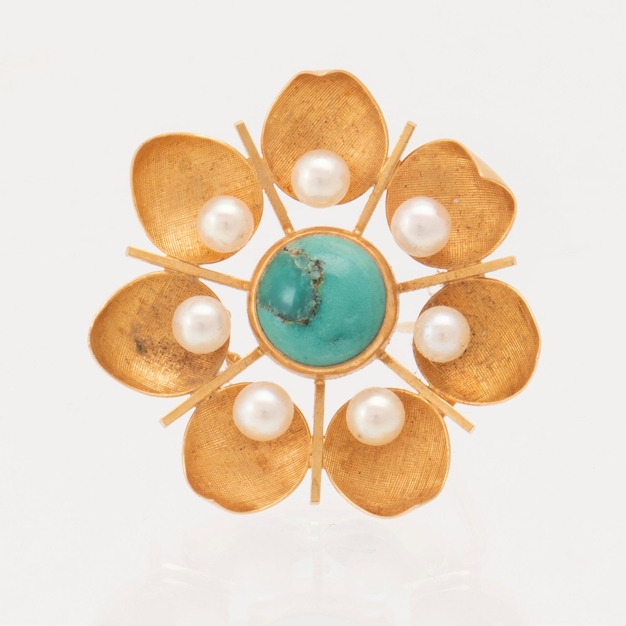 Brosch 18K guld med cabochonslipad blå sten samt odlade pärlor, G B Nilsson Södertälje 1965.