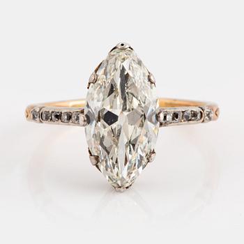 992. A 14K gold and silver ring set with a navette-cut diamond with a total weight of ca 2.75 cts quality ca K vs.