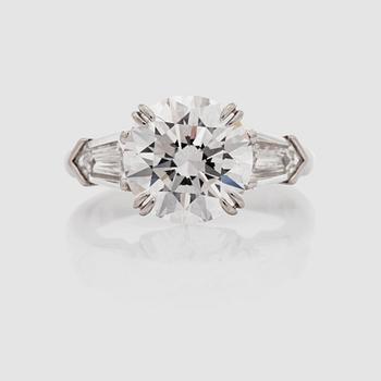 A brilliant-cut, 3.54 cts F/VVS1, and kite-shaped, 0.90 ct, diamond ring.