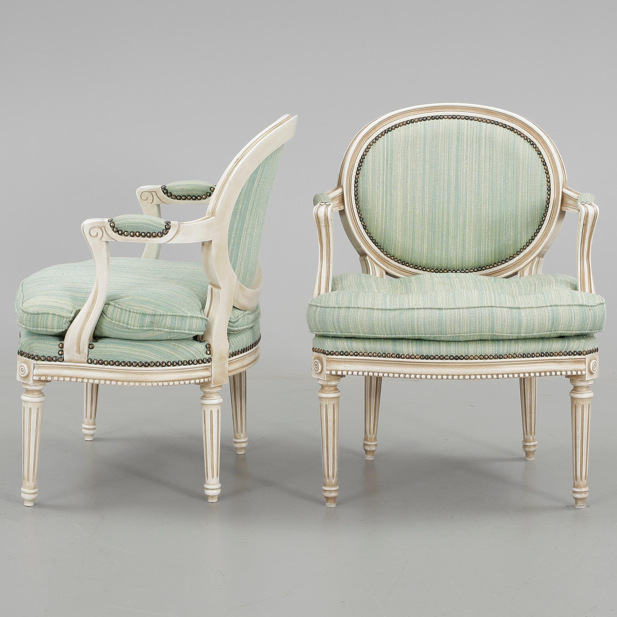 KARMSTOLAR, ett par, gustaviansk stil, 1900-talets första hälft.