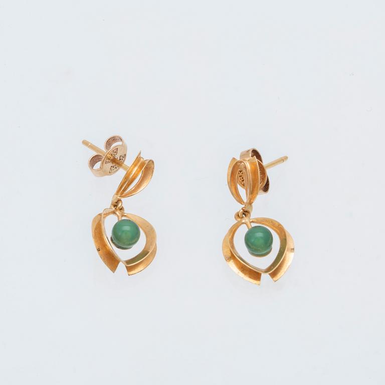 An 18K gold neckalce and a pair of earring set with green stones.