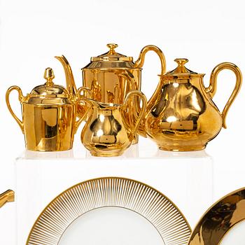 Service pieces, 91 pcs, mostly Porcelain de Paris.