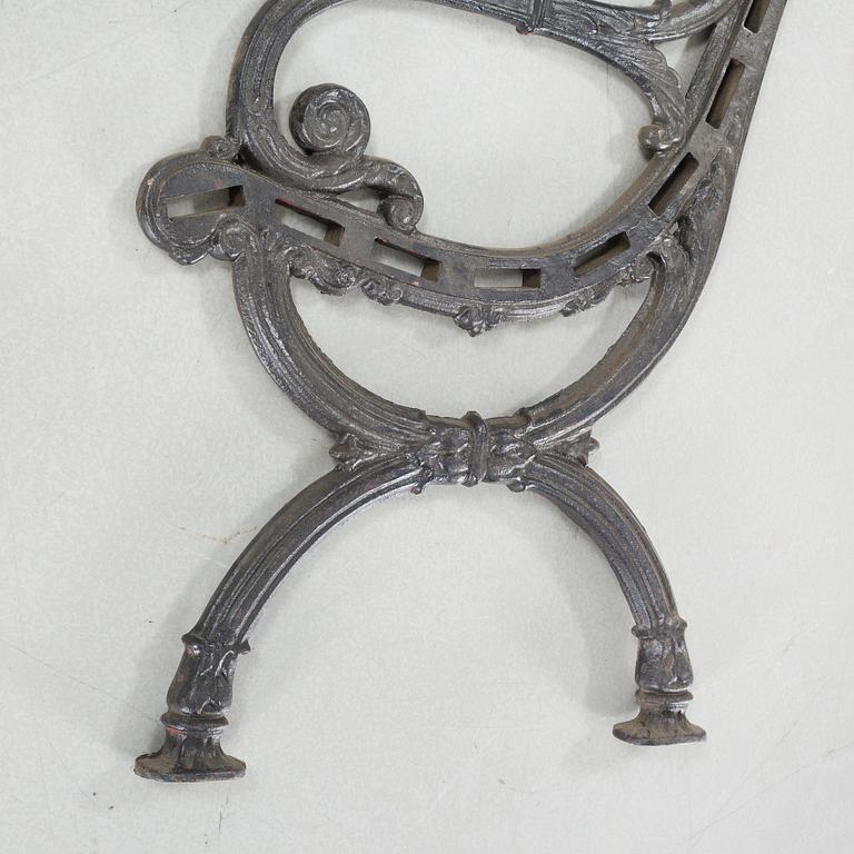 GAVLAR TILL TRÄDGÅRDSSOFFA, ett par, Näfveqvarns bruk, 1900-tal.