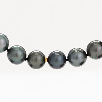 Necklace with cultured Tahitian pearls, 14K gold clasp.