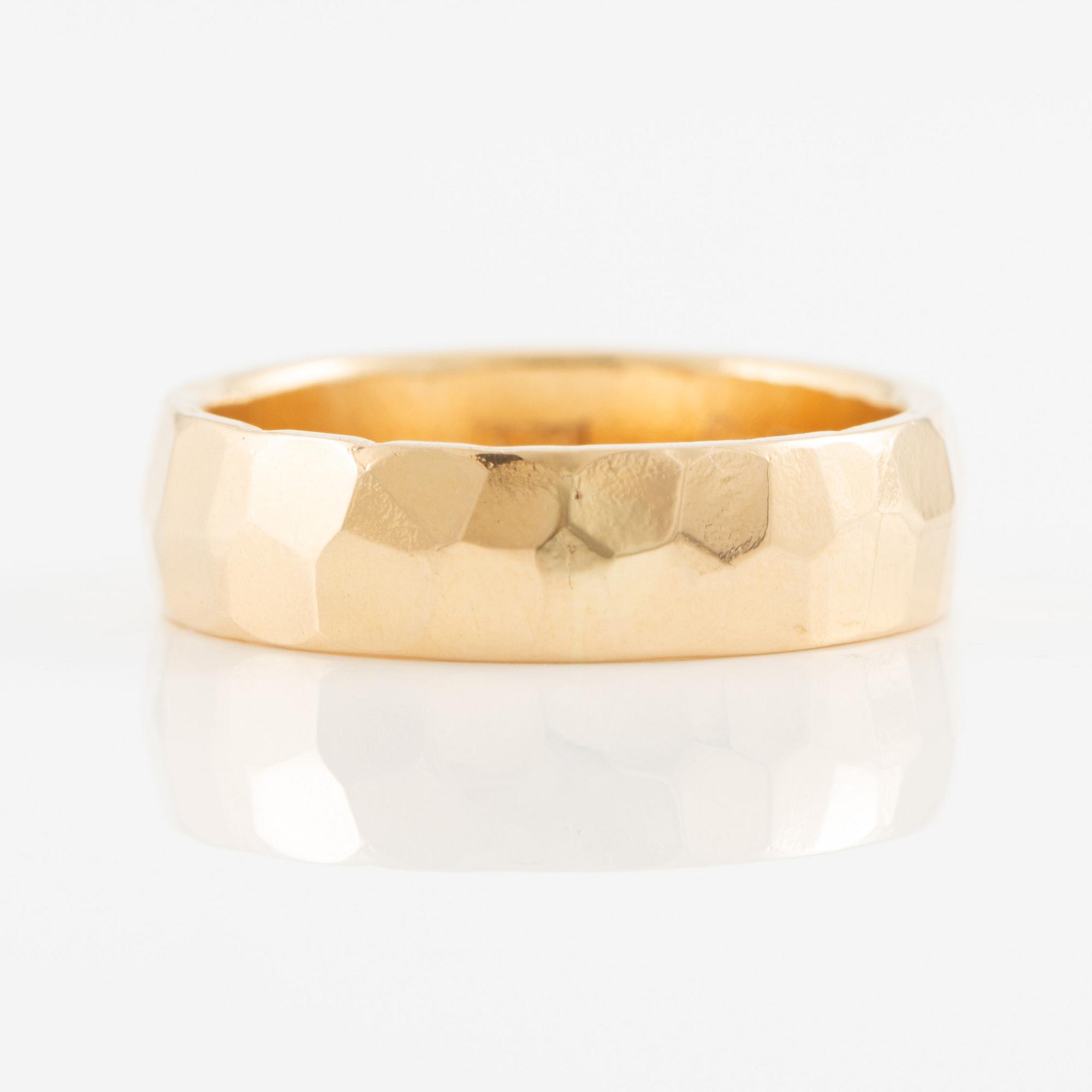 Jan-Christer Lundqvist, ring, 18K gold with hammered decoration, Skövde.