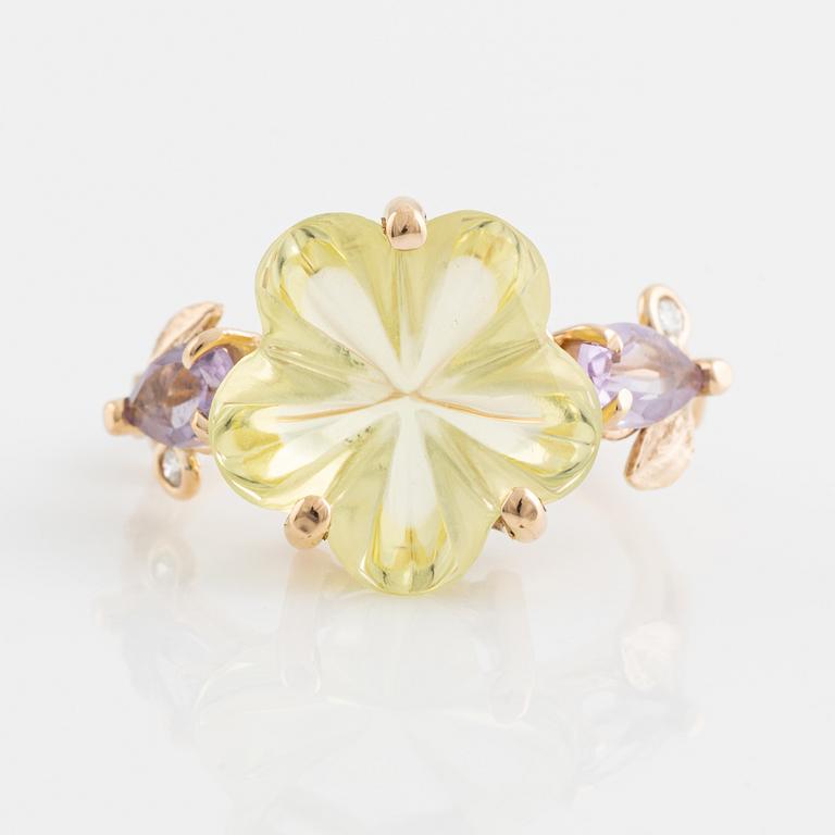 Ring med skuren limekvarts i form av blomma, ametister och briljantslipade diamanter.