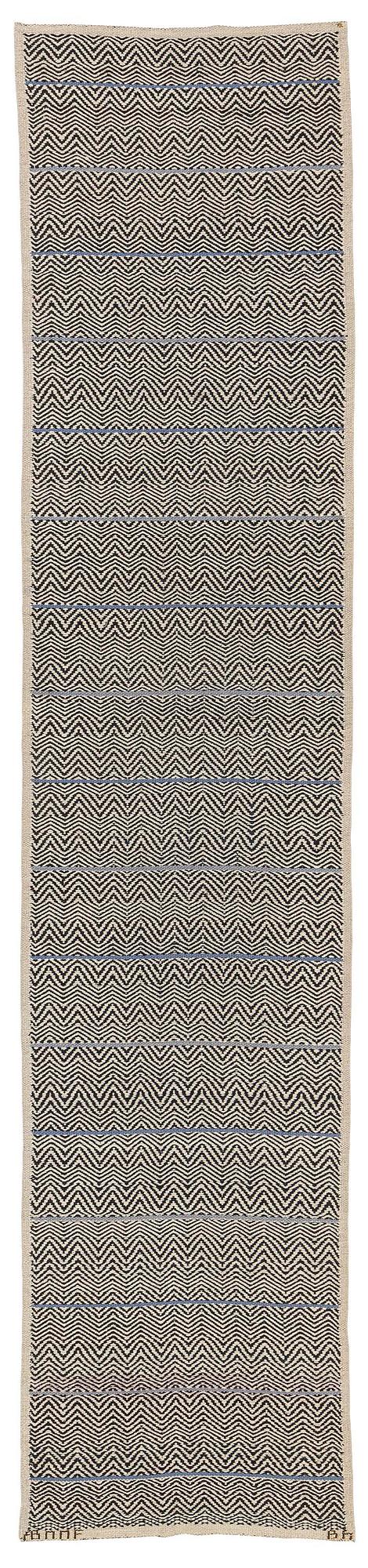 Barbro Nilsson, gallerimatta, "Rosengång med blå rand", Rosengång, ca 450,5 x 101 cm, signerad AB MMF BN.