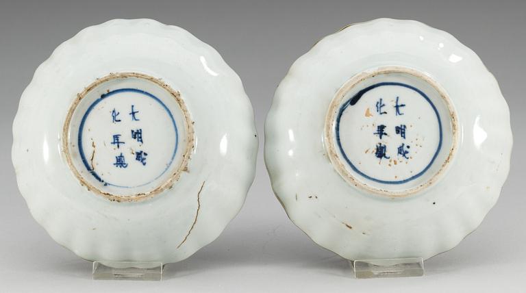 A pair of wucai dishes, Ming dynasty, ca 1630/40, Chongzhen with Chenghuas six character mark.