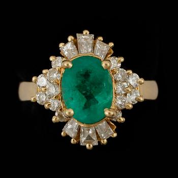 RING, 18k guld med oval smaragd och olikslipade diamanter. Vikt ca 5,7 gram.