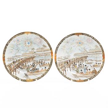 A pair of Japanese 'fireworks' porcelain dishes, 20th century.
