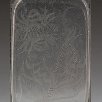 SNAPSGLAS, 5 st och KARAFFER, 2 st, glas. Omkring 1800 samt omkring 1900.