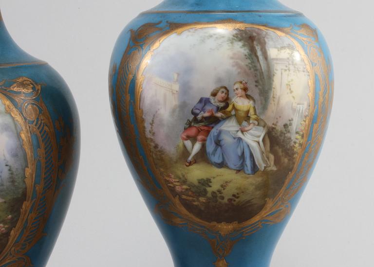 URNOR, ett par, porslin, Sevresliknande märkning, 1900-talets första hälft.