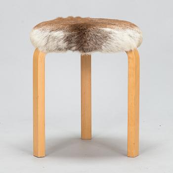 Alvar Aalto, jakkara, malli 60, Artek 2010. Verhoilun design Ilse Crawford.