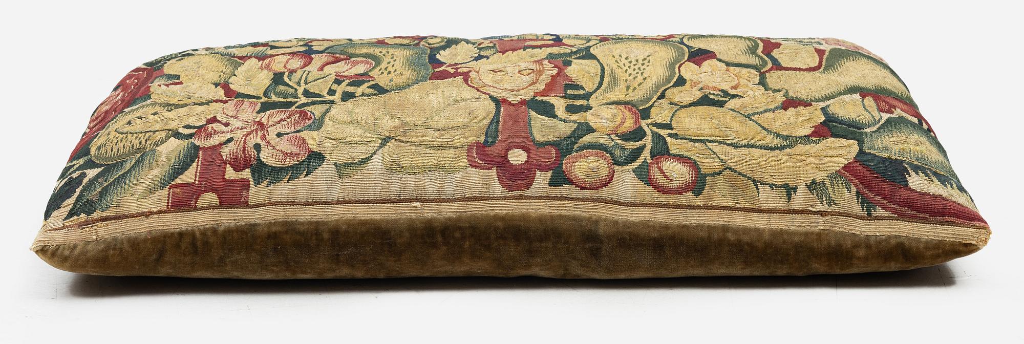 Fragment av vävd tapet, gobelängteknik, ca 57 x 36 cm, tillskriven Frans Geubels ateljé sent 1500-tal.