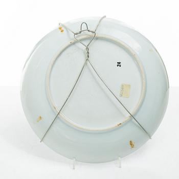 A set of three export porcelain plates and two dishes, Qing dynasty, Qianlong (1736-95).