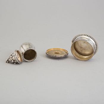 ANDERS NILSSON, dosa samt pepparströare, silver, jugend, Lund, 1913 och 1922.