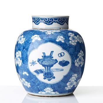 A blue and white jar with cover, Qing dynasty, Kangxi (1662-1722).