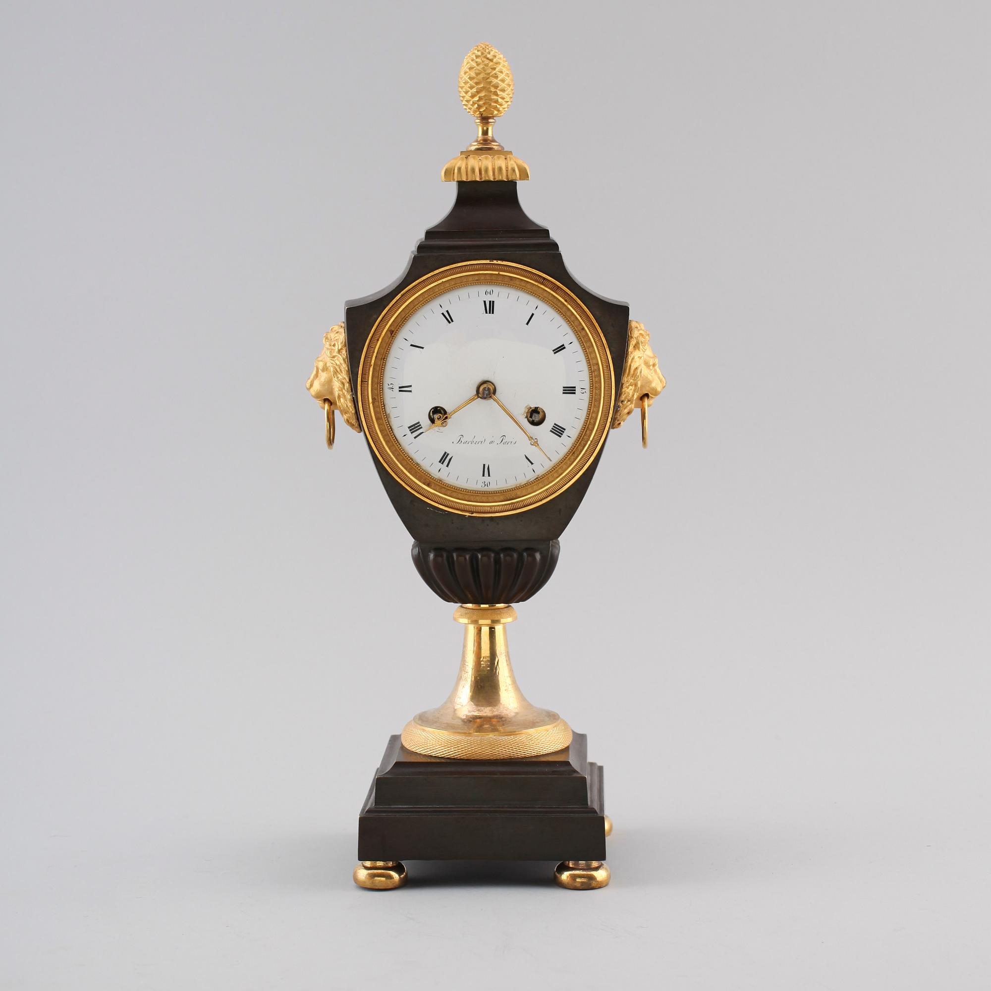 BORDSPENDYL, empire, förgylld och patinerad brons, Barbieri à Paris, 1800-talets första hälft.