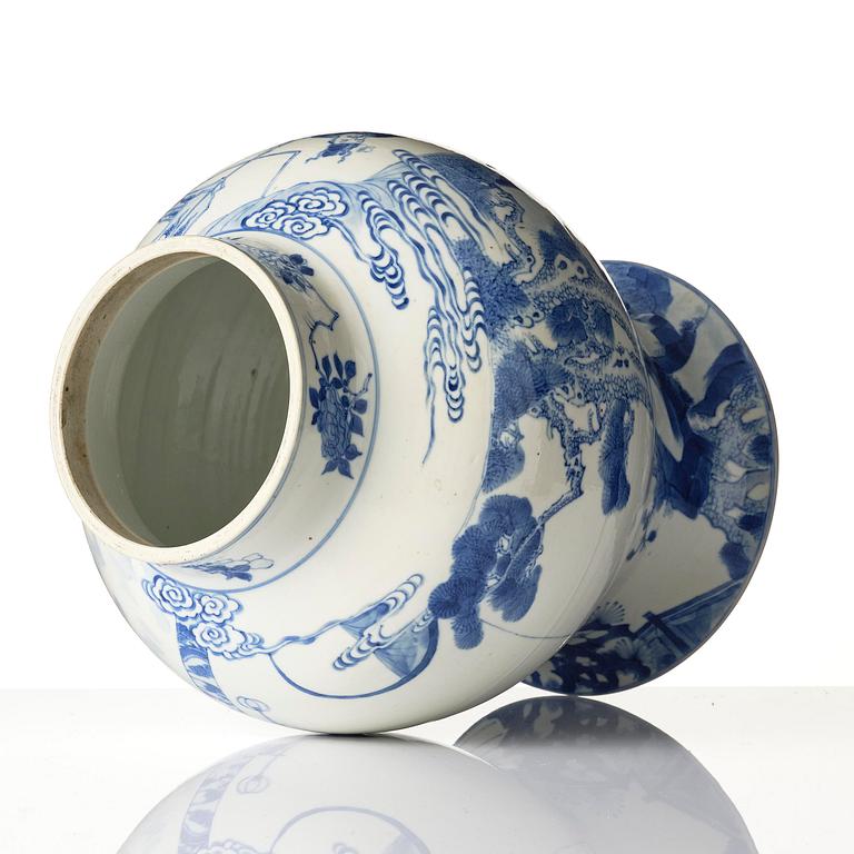 A blue and white vase, Qing dynasty, 19th century.