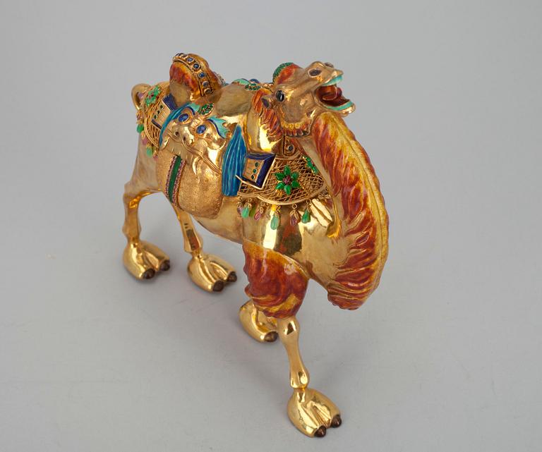 KAMEL, guld 18k, Kina 1970-tal, kontrollstämplad i Finland 1975. Tot. vikt ca 721 g, utan sockel.