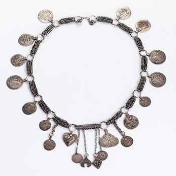 Jubileumscollier, Kalevalaepos 150 år, sterlingsilver. Kalevala Koru, Helsingfors 1985.