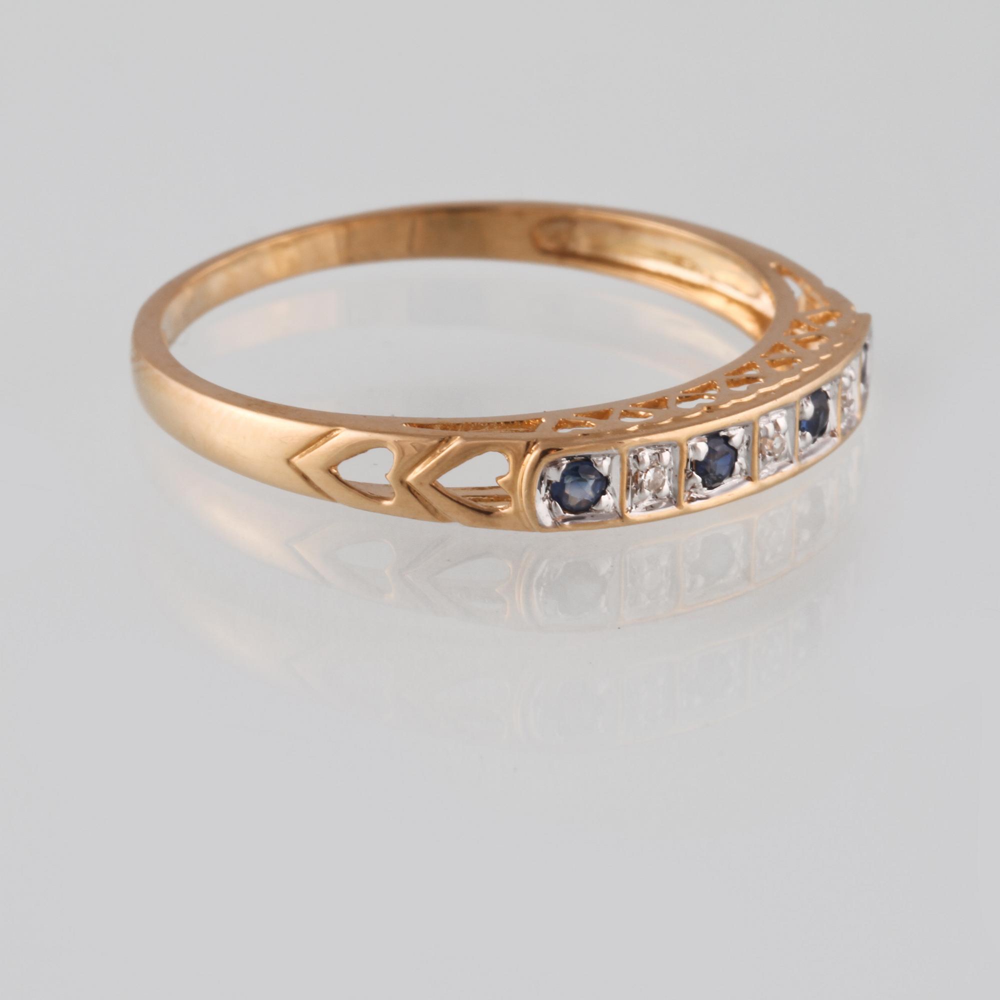 RING, 18K guld med fasettslipade blå safirer samt åttkantslipade diamanter. Vikt 1,9 gram.
