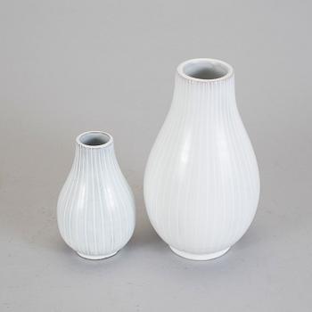 VASER, 2 st, lergods. Vicke Lindstrand Upsala-Ekeby, 1940-talets slut.