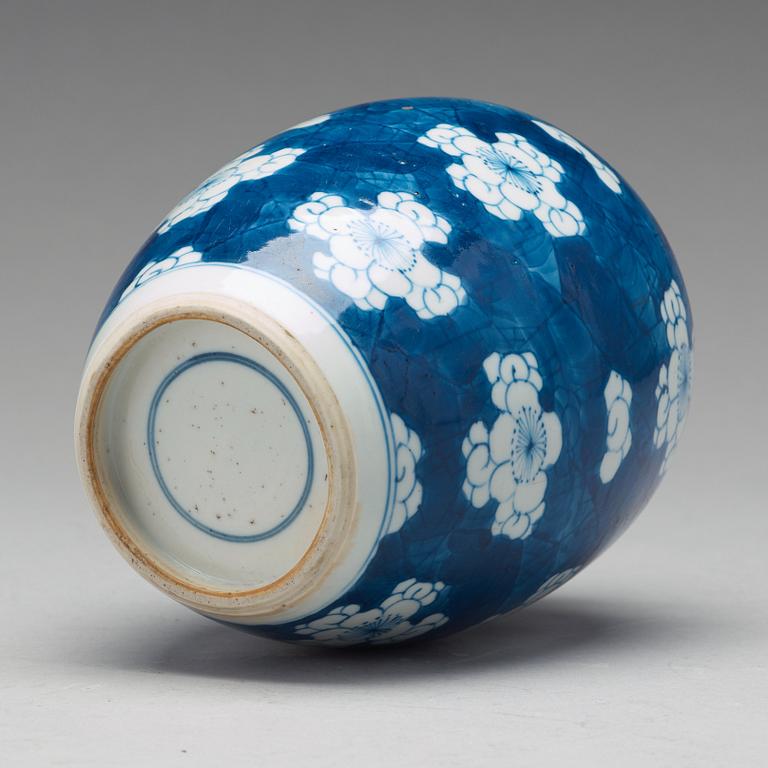 A blue and white jar, Qing dynasty, Kangxi (1662-1722).