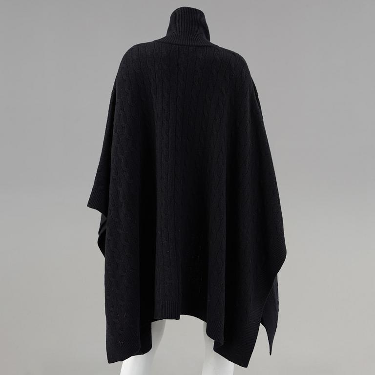 A black knitten wollponcho by Ralph Lauren.