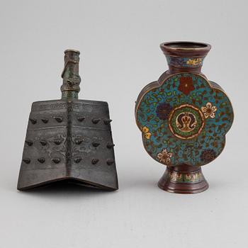 PARTI FÖREMÅL, 2 st, brons samt LJUSSSTAKAR, ett par, porslin. bl.a. Qingdynastin samt 1900-tal.