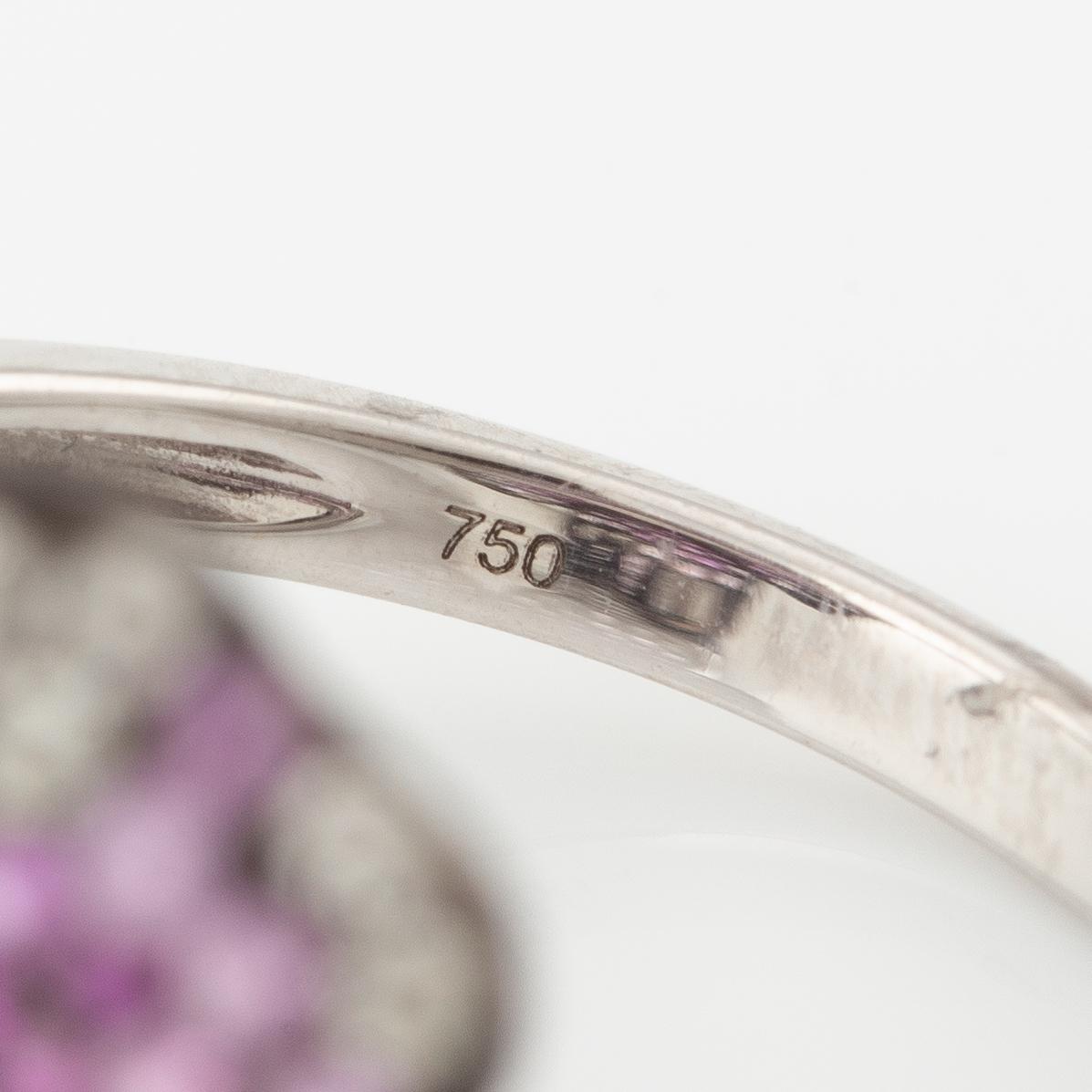 Ring i form av blomma, 18K vitguld med rosa safirer och briljantslipade diamanter.