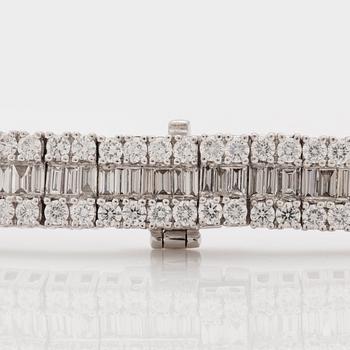 A necklace with 432 brilliant and 325 baguette cut diamonds total carat weight circa 24.85 cts. Quality circa G-H/VS-SI.