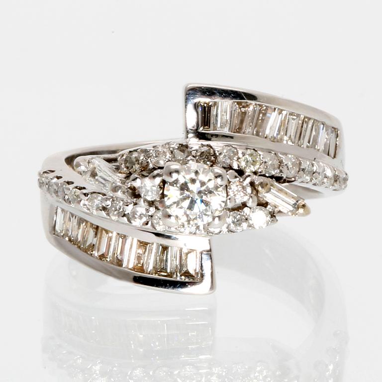 Ring 18K whitegold briliant and bguette-cut diamonds approx 1,20 ct in total.