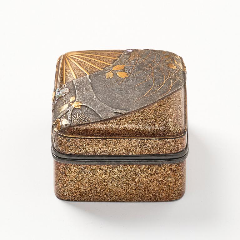 Ask med lock, lack, s.k. Kobako. Japan, Edoperioden (1666-1868).