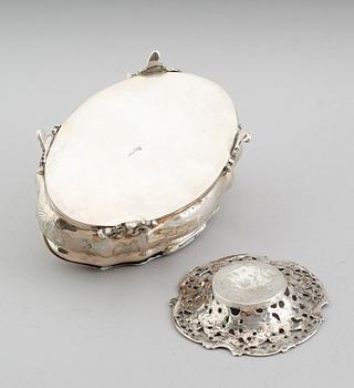 SKRIN SAMT NÅLFAT, silver, 1900-talets mitt. Vikt 277 g.