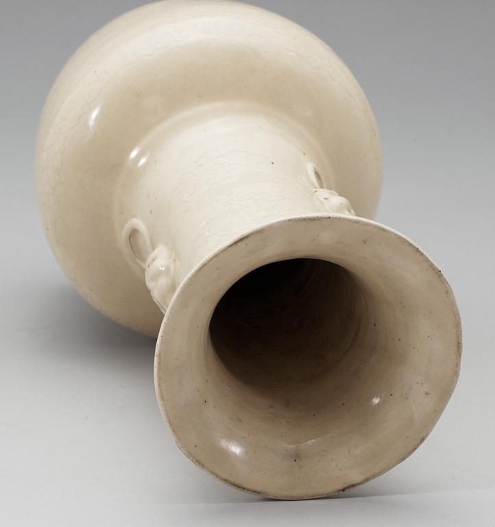 A cream glazed vase, Qing dynasty, Kangxi (1662-1722).