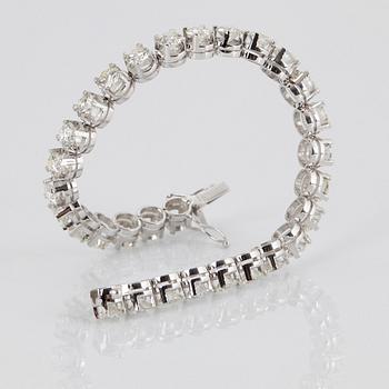 Armband 18K vitguld med runda briljantslipade diamanter totalvikt ca 12.00 ct.