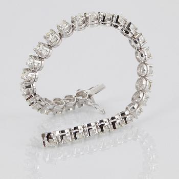 An 18K white gold bracelet set with round brilliant-cut diamonds with a total weight of ca 12.00 cts.