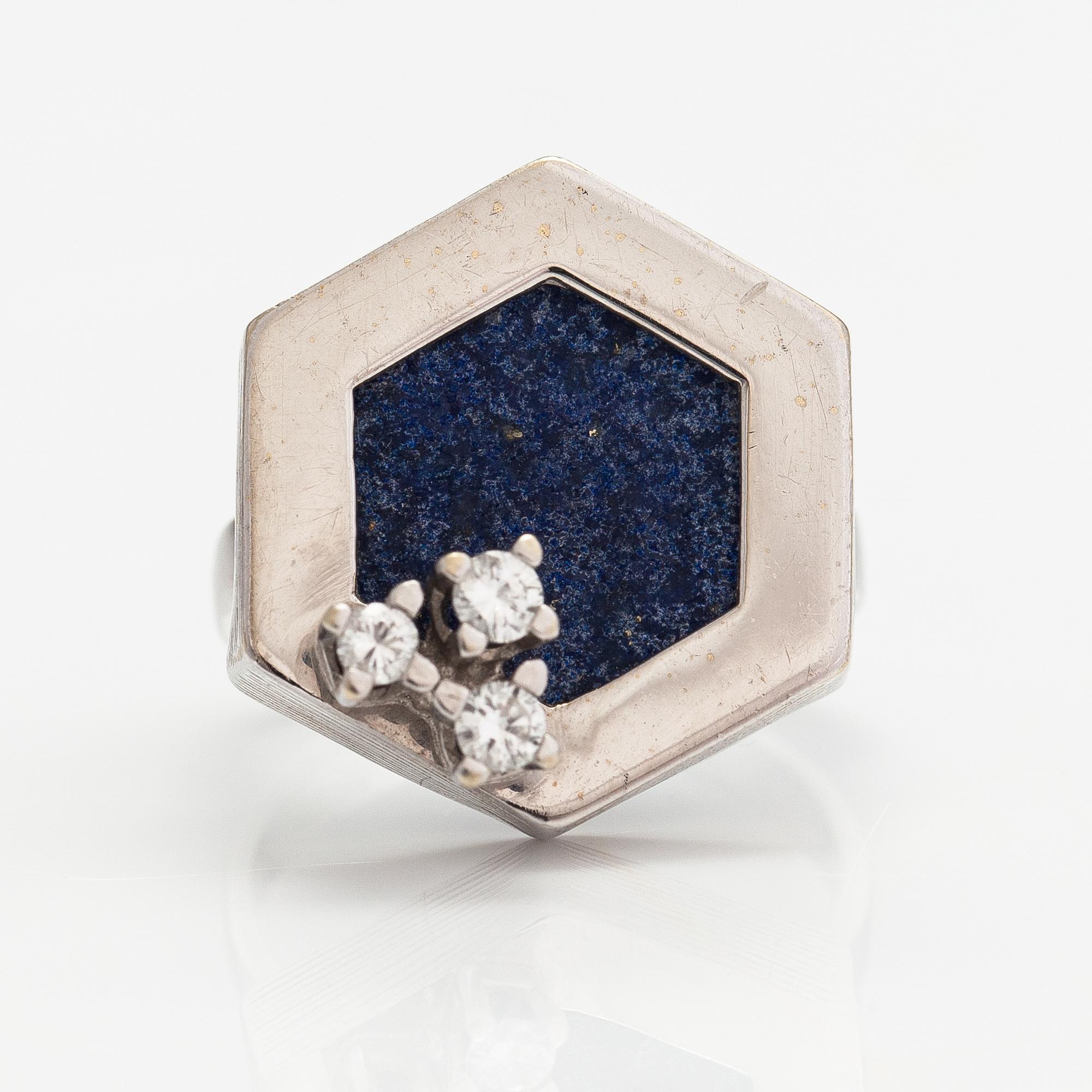 Ring, 14K vitguld, lapis lazuli och diamanter ca 0.16 ct tot.