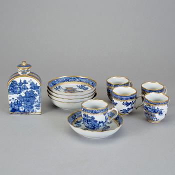 KOPPAR MED FAT, 5 st, samt TEDOSA, kompaniporslin. Kina, Qianlong (1736-95).