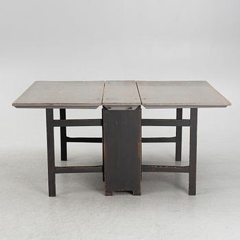 A gate-legged table, 19-20th Century.