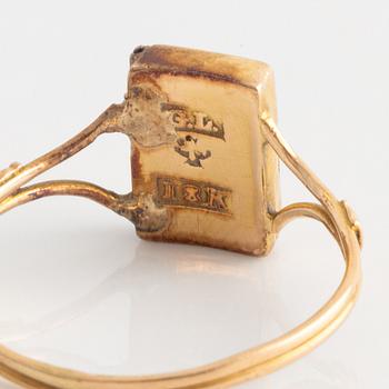 An 18K gold ring.