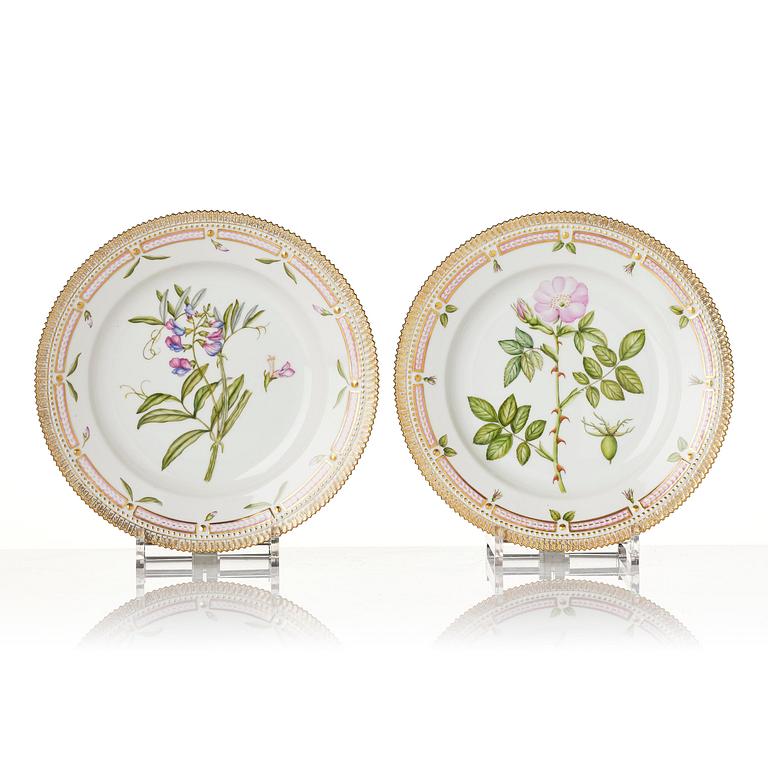 A set of 12 Royal Copenhagen 'Flora Danica' plates, Denmark, 20th century.