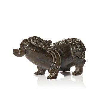 1000. A bronze vessel in the shape of a mythical creature, late Ming dynasty/early Qing dynasty.