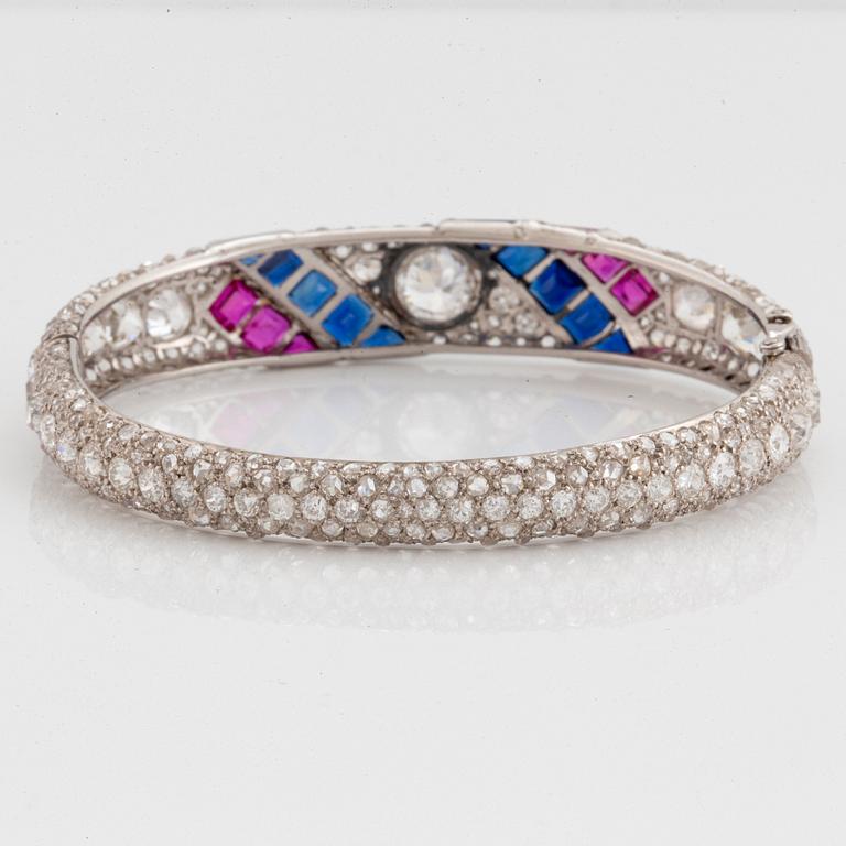 Armring platina med gammal- och rosenslipade diamanter samt fasettslipade safirer och rubiner.